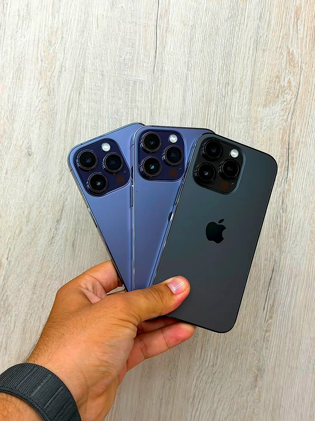 Tres iPhones en la mano